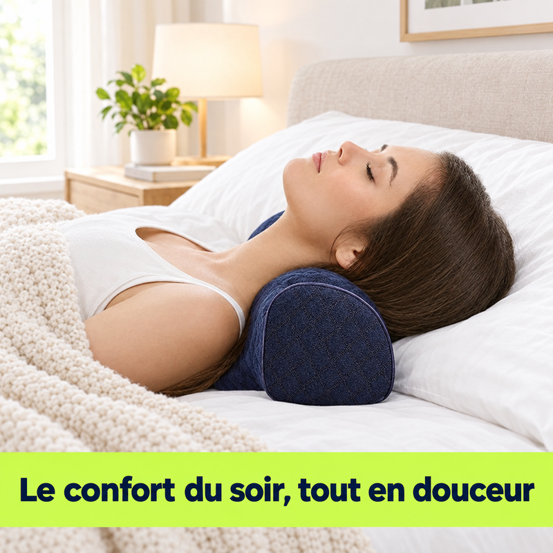 Oreiller cervical SoftNeck sur un lit bien fait avec un plaid