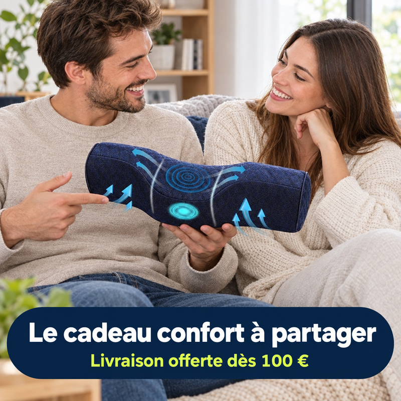 Couple sur un canapé découvrant l'oreiller cervical SoftNeck