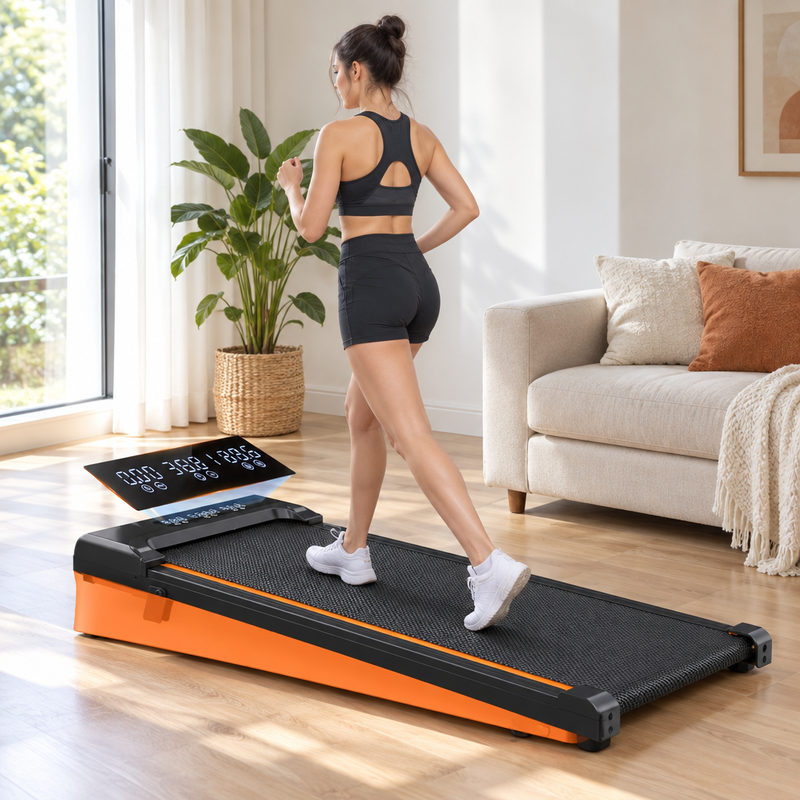Femme marchant chez elle sur le tapis de marche pliable WalkForce Pro