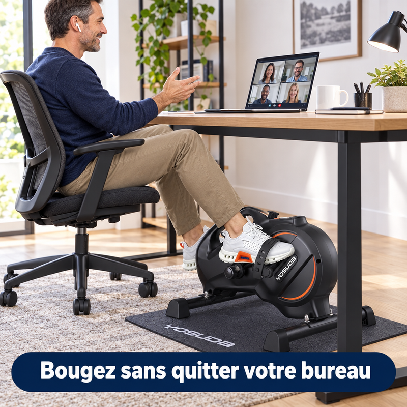 Homme pédalant sous son bureau avec le mini vélo PedalDesk pendant une visioconférence