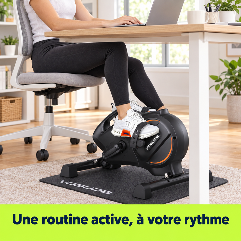 Mini vélo PedalDesk placé sous un bureau dans un espace de télétravail lumineux