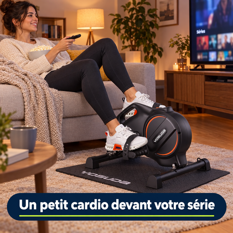 Femme pédalant sur le mini vélo PedalDesk devant la télévision dans un salon