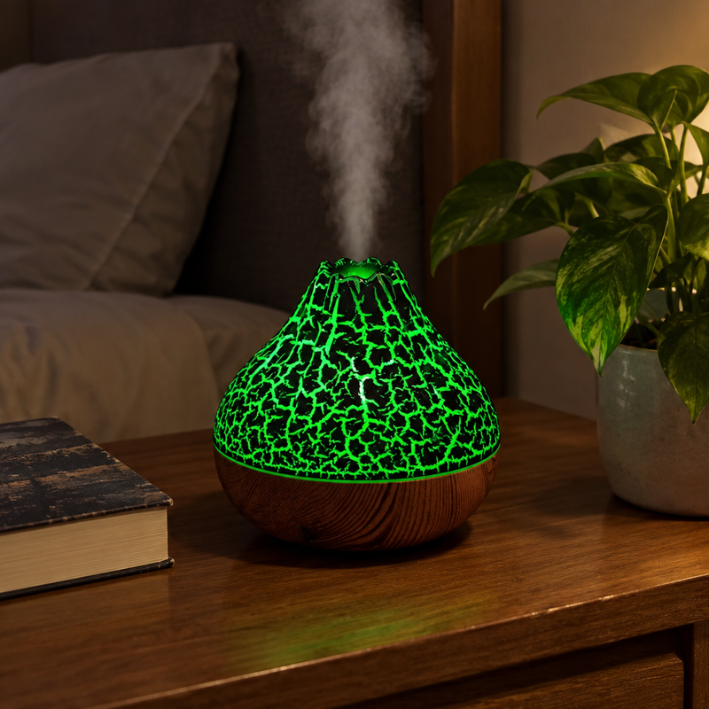 Humidificateur volcan VolcanMist sur une table de chevet, détail de la brume et de la lumière